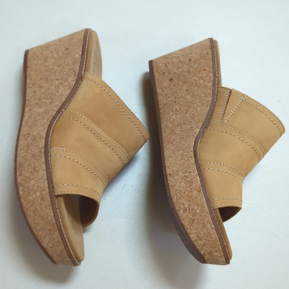 Clarks Aisley Lilly Camel Colored Wedge Sandals. Size 10